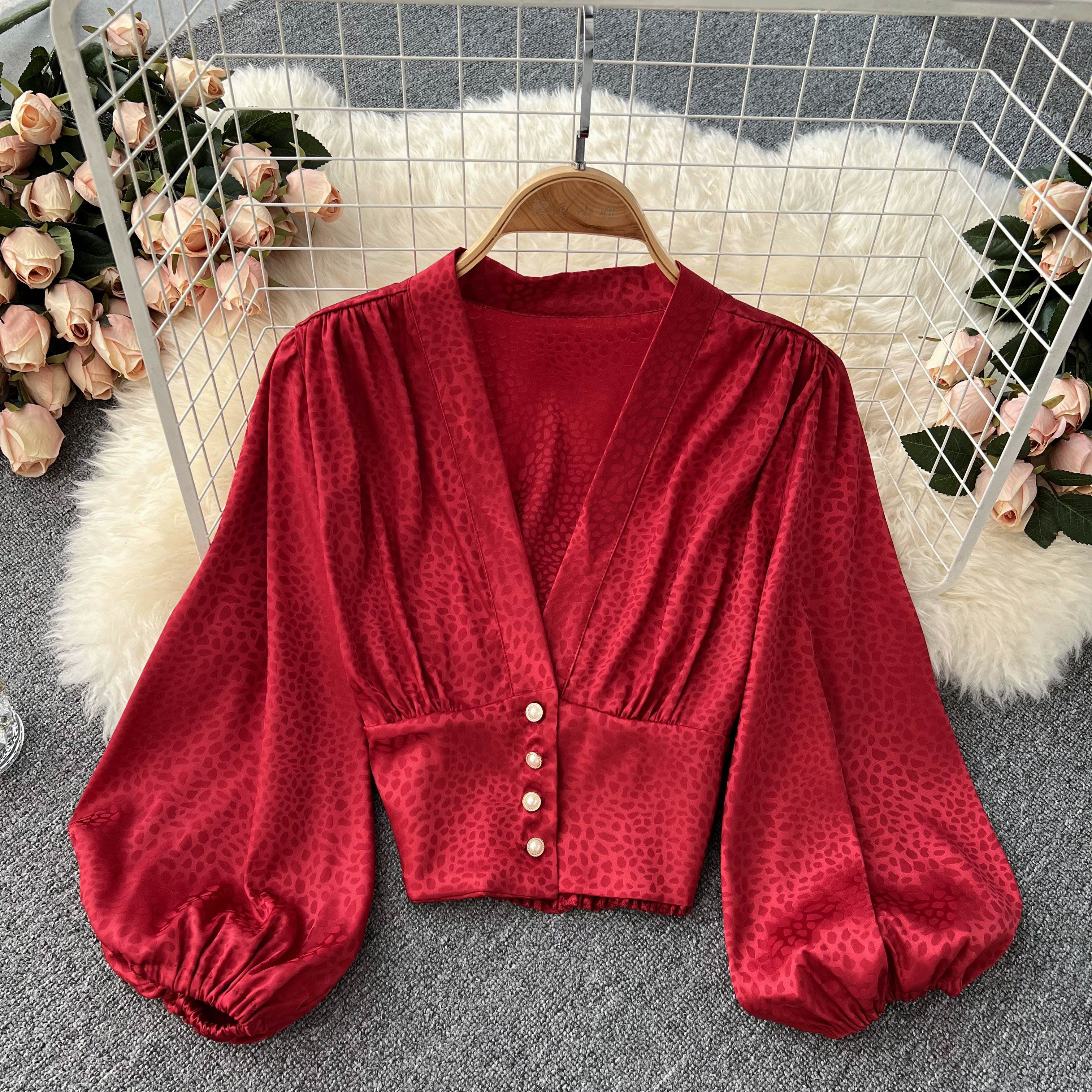 

RUGOD Design Французская женская блузка Модные тонкие рубашки с рукавами-фонариками и v-образным вырезом Весенние шикарные темпераментные уличные короткие топы