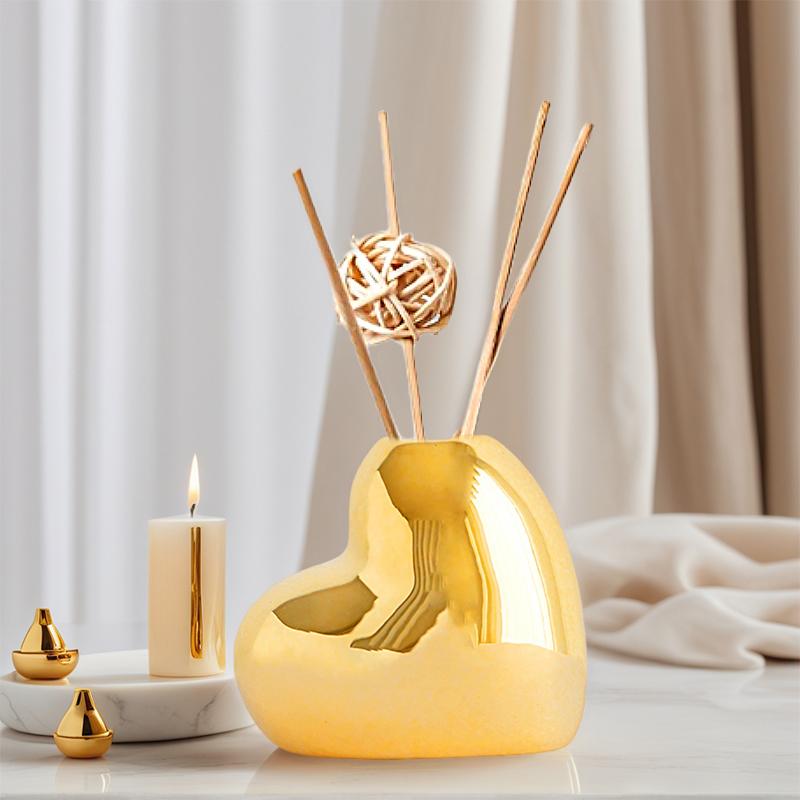 1PC Heart Shaped Bottle Creative Ceramic Bottle Gold Aromatherapy Bottle Fragrance Ornament Small Vase Simple 5.5x3.3x4.8cm