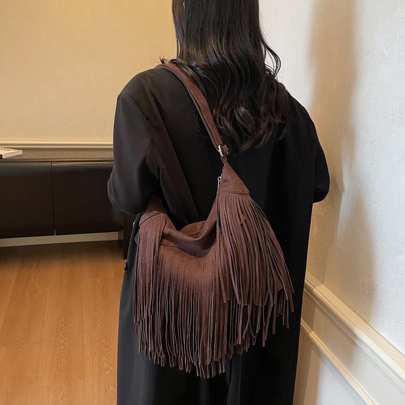 

Нишевая дизайнерская сумка женская осень 2025 новая модная матовая сумка-мессенджер на плечо высокого класса с бахромой сумка-ведро темно-коричневого