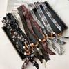 Vielseitige Boho-inspirierte Haaraccessoires aus Bändern, akzentuiert mit Perlen in natürlicher Holzfarbe für einen entspannten und erdigen Stil