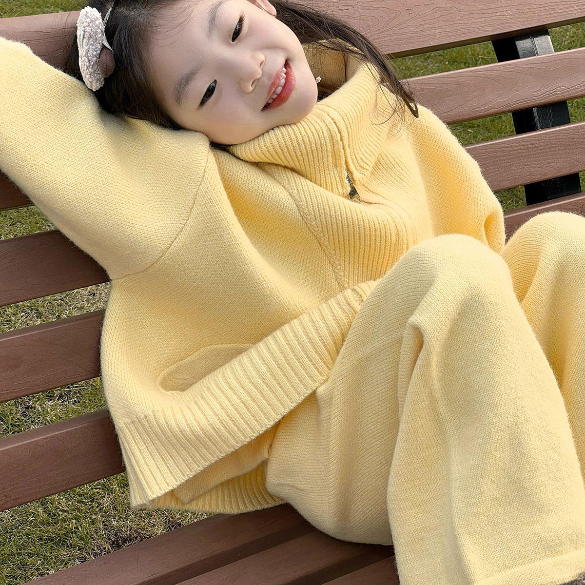 

2025 Autumn/Winter Kids Milk Yellow Knitted Set: Girls High Neck Zip Sweater & Straight-Leg Pants 90