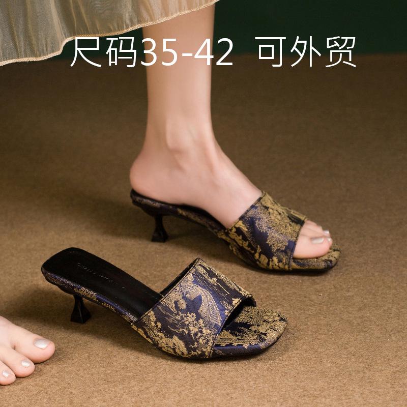 Sommarsvala tofflor mode damskor tunna klackar 2025 tryckt nationell stil nya fyrkantiga tår öppna högklackar