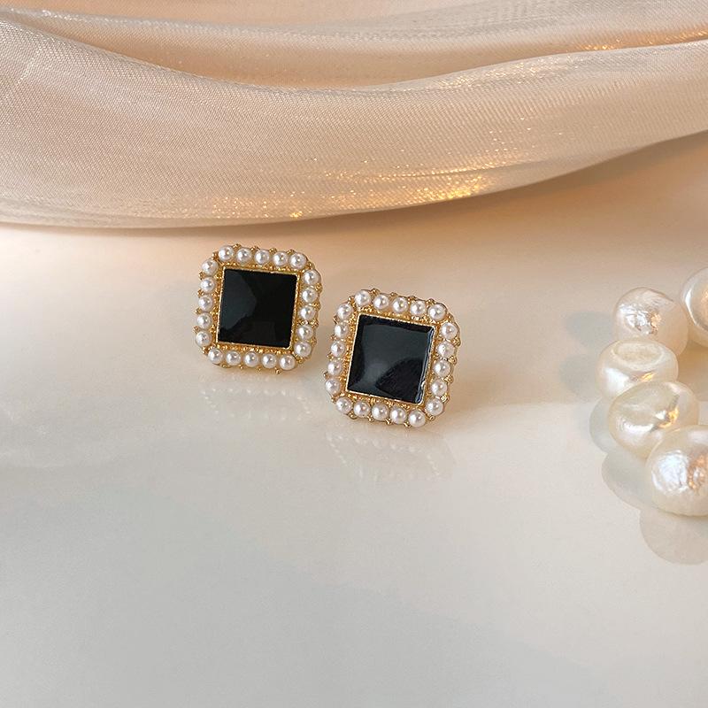 

Luxurious And Sophisticated Earrings, Trendy Stud Earrings With A Retro Feel. One Size чорний