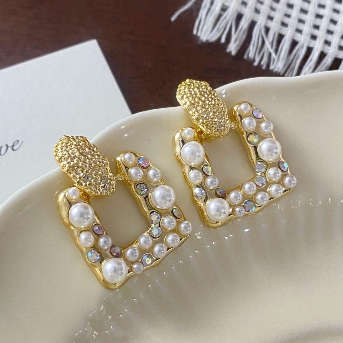 Retro Geometric Pearl Earrings: Luxurious, Unique High-End Studs for Women