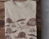 Cottagecore Schnecke T-Shirt, Goblincore Goth, Grunge Fairycore Kleidung, Hexen T-Shirt, Dark Academia Ästhetik Shirt, Botanische Kunst T-Shirt