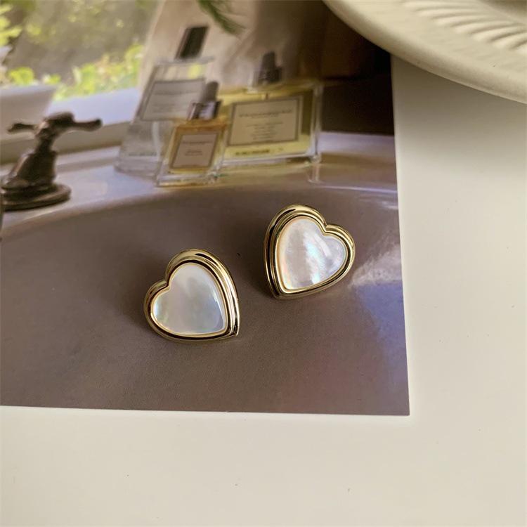 Elegant Heart-Shaped Mother-of-Pearl Stud Earrings for Women – Timeless and Versatile.