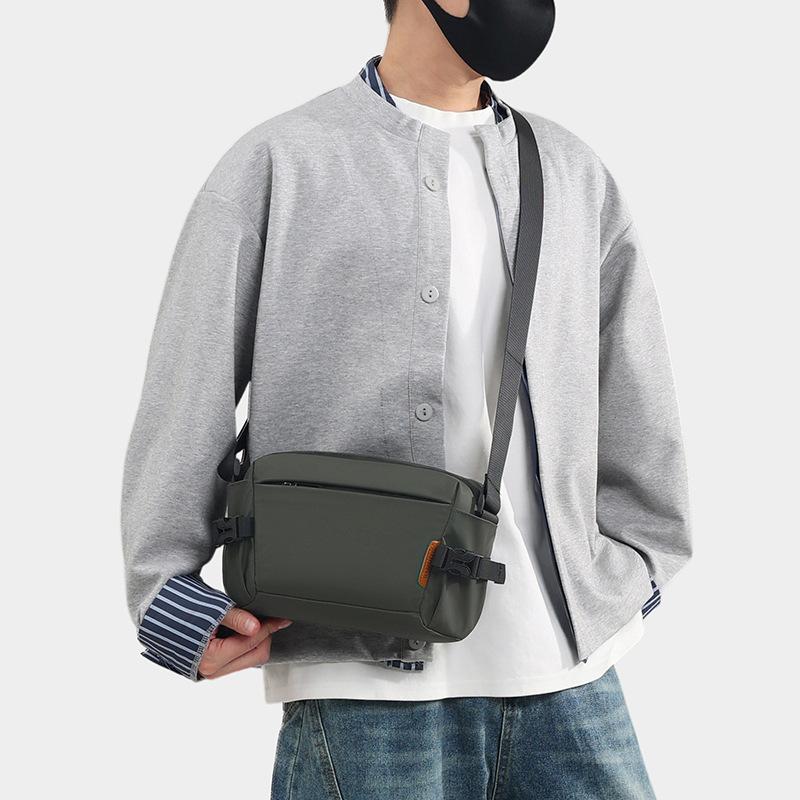Sac bandoulière pour homme grande capacité, Sac bandoulière portable et léger à une épaule pour les trajets quotidiens