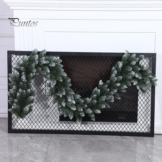 Realistisches weihnachtliches grünes Rattan, besprüht mit weißer Spitze, dicht, schafft Atmosphäre, Dekoration für den Weihnachtsbaum