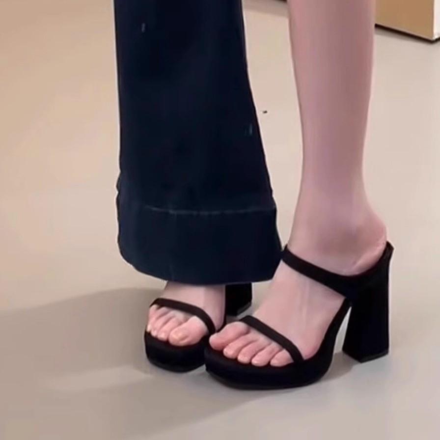 Dicksohlige wasserdichte Tisch-Blockabsatz vielseitige Sommer-Feenwind-Zehensandalen quadratischer Zehenbereich Damenschuhe mit hohen Absätzen und coolen Pantoletten