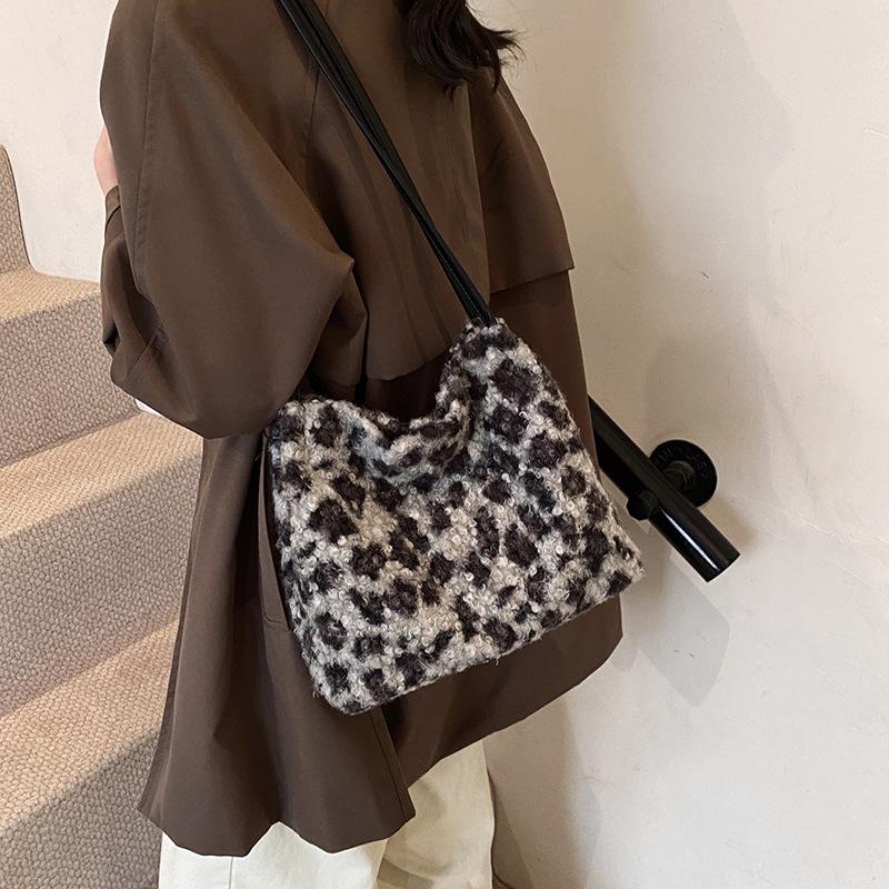 2025 Autumn and Winter New Korean Version Plush Woolen Small Square Bag Large Capacity Shoulder Women's Bag Leopard Print Underarm Hair Bag