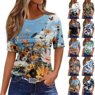 Camiseta feminina plissada com decote redondo e estampa floral, manga curta, bainha com fenda
