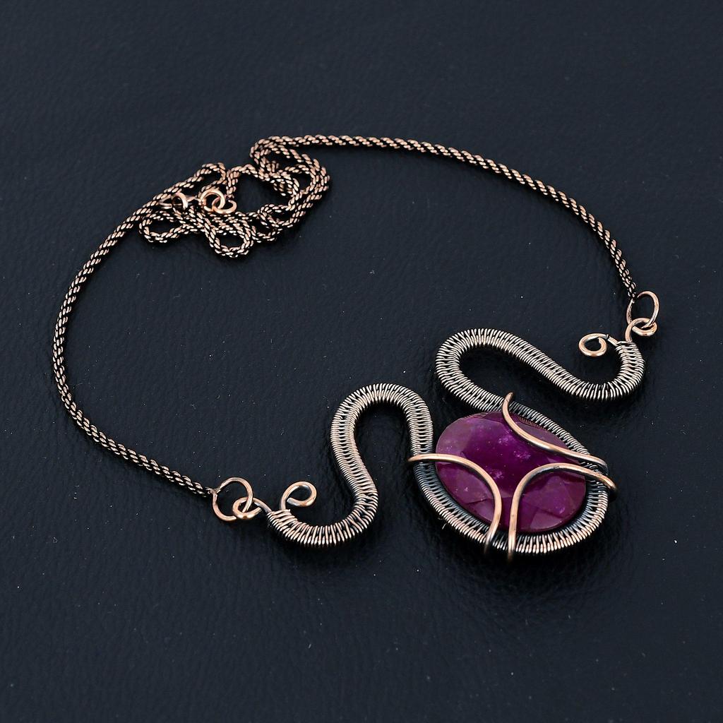 Bijoux de collier faits à la main enveloppés de fil de cuivre pur de pierres précieuses rubis créés en laboratoire