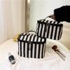 Neue schwarz-weiße gestreifte Kosmetiktasche mit Netztasche, tragbarer Reise-Make-up-Organizer, Aufbewahrungstasche für Hautpflege-Toilettenartikel, Fashi Flip