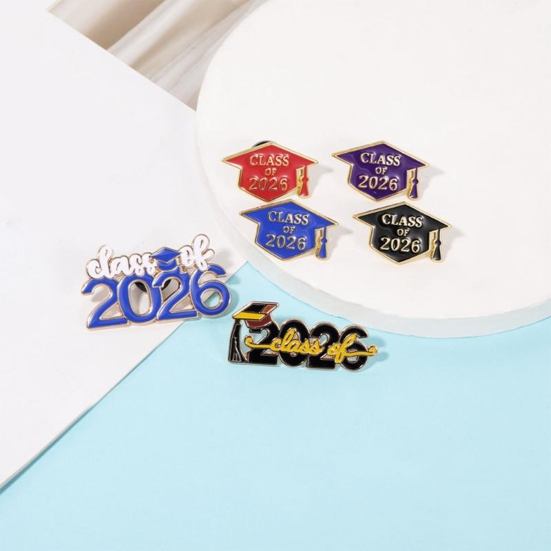 Elegante Spilla da Bavero Cappello di Laurea Commemorativo 2026 con Smalto Liscio Lega Spilla di Sicurezza per Risvolto