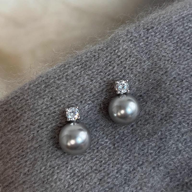 Elegant High-End Pearl Stud Earrings for Women: 2026 Trendy Light Luxury Design
