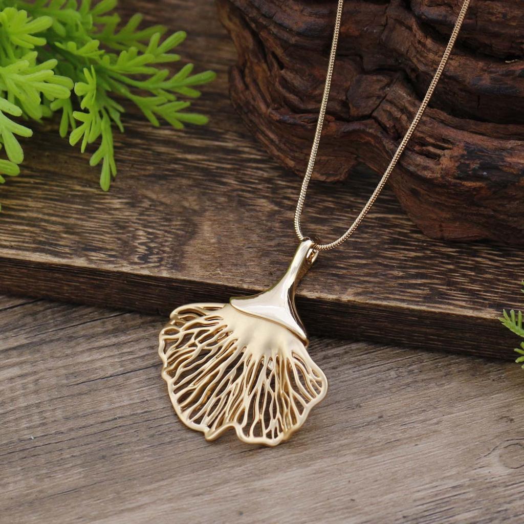 New Dumb Hollow Geometric Ginkgo Biloba Small Pendant for Women's Simple and Advanced Ginkgo Biloba Versatile Necklace