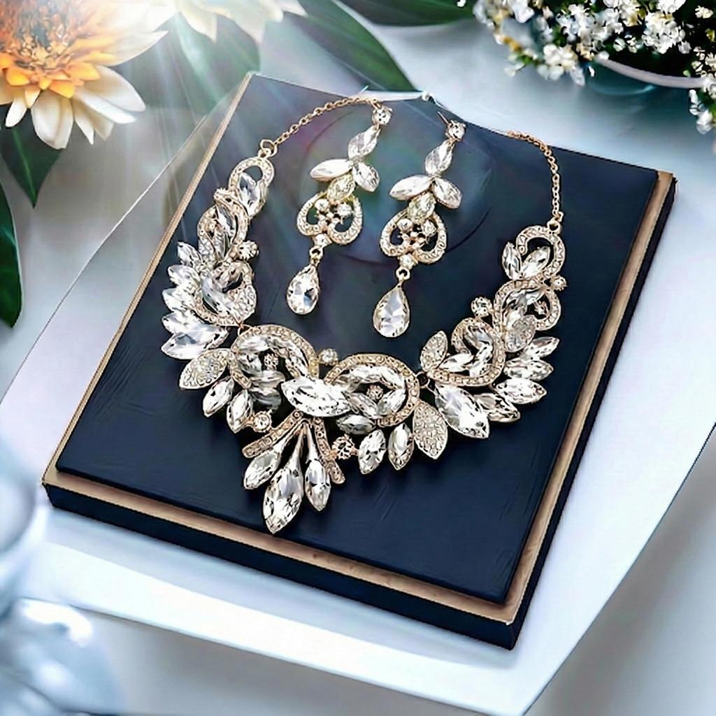 [KK Solis] Eine auffällige Präsenz mit großen, funkelnden Kristallen. Luxuriöse Accessoires, die auf Hochzeiten, Partys, Veranstaltungen und Konzerten Blicke auf sich ziehen. ZU