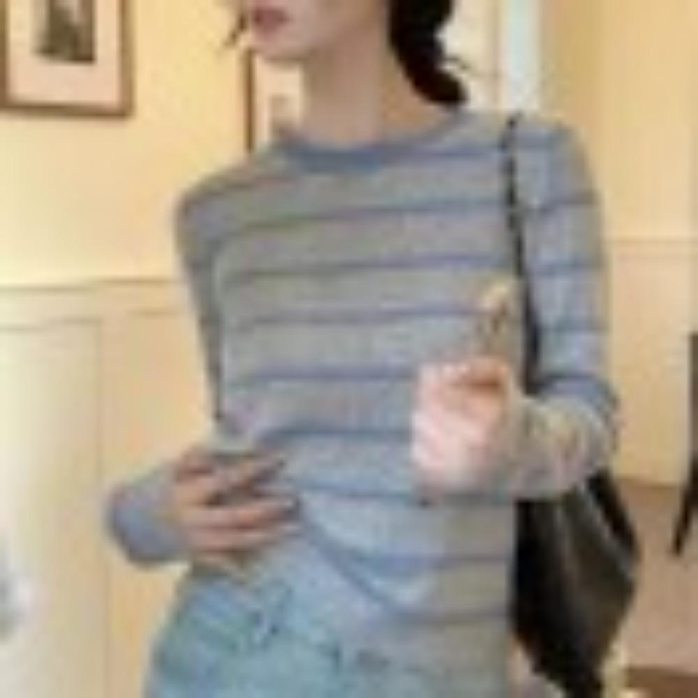 A Retro Color-blocking Striped Fitted Knitted Sweater for Women To Wear As A Base Layer In Autumn, Making Them Look Younger and Slimmer