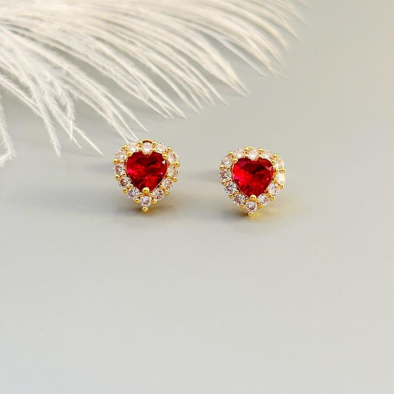 

Sweet Fashion Temperament Light Luxury Love Zircon Stud Earrings High Sense Cold Wind Earrings красный