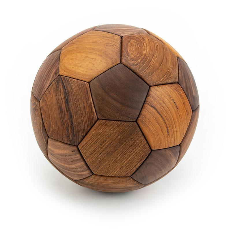 Teakholz Fußball Dekoration mit traditioneller Holzverbindung für Kinderzimmer und als Geschenk
