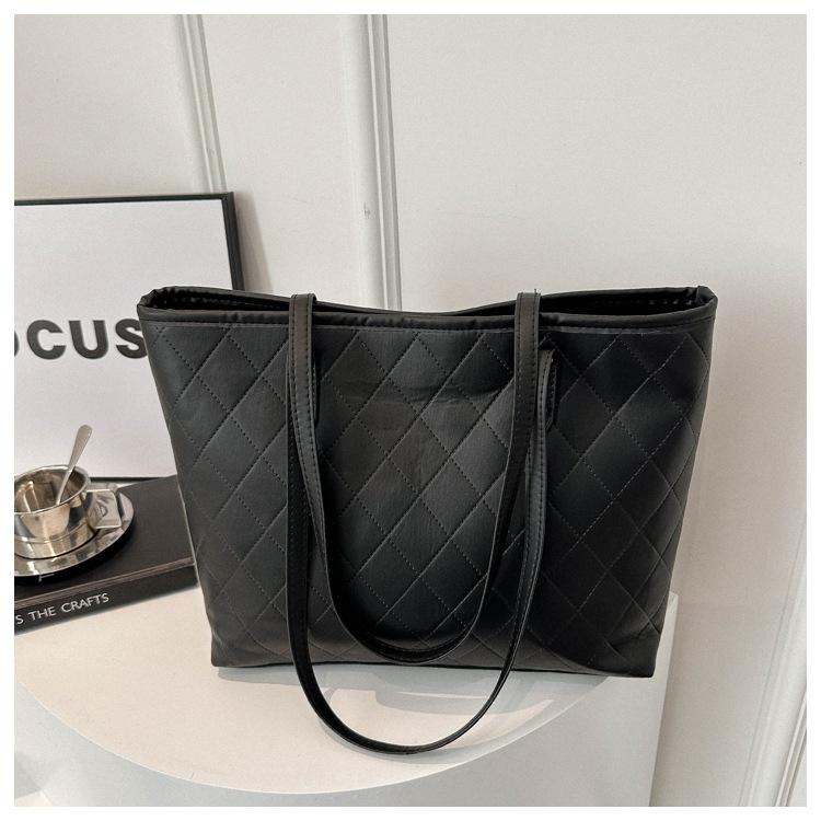 

Индивидуальный тренд ромб большой емкости модная женская сумка 2024 новая сращивающаяся пригородная текстура сумка-мессенджер через плечо чёрный