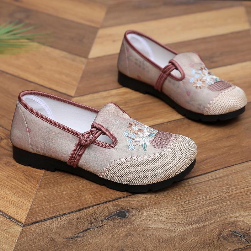 Die neuen Damen-Einzelschuhe aus Stoff haben weiche Sohlen und können an einem Fuß getragen werden.