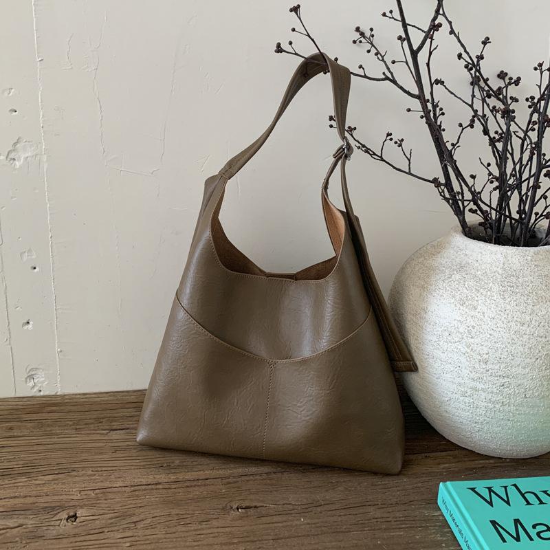 

Large capacity bag women s 2025 autumn retro shoulder tote bag soft leather casual simple commuter tote bag