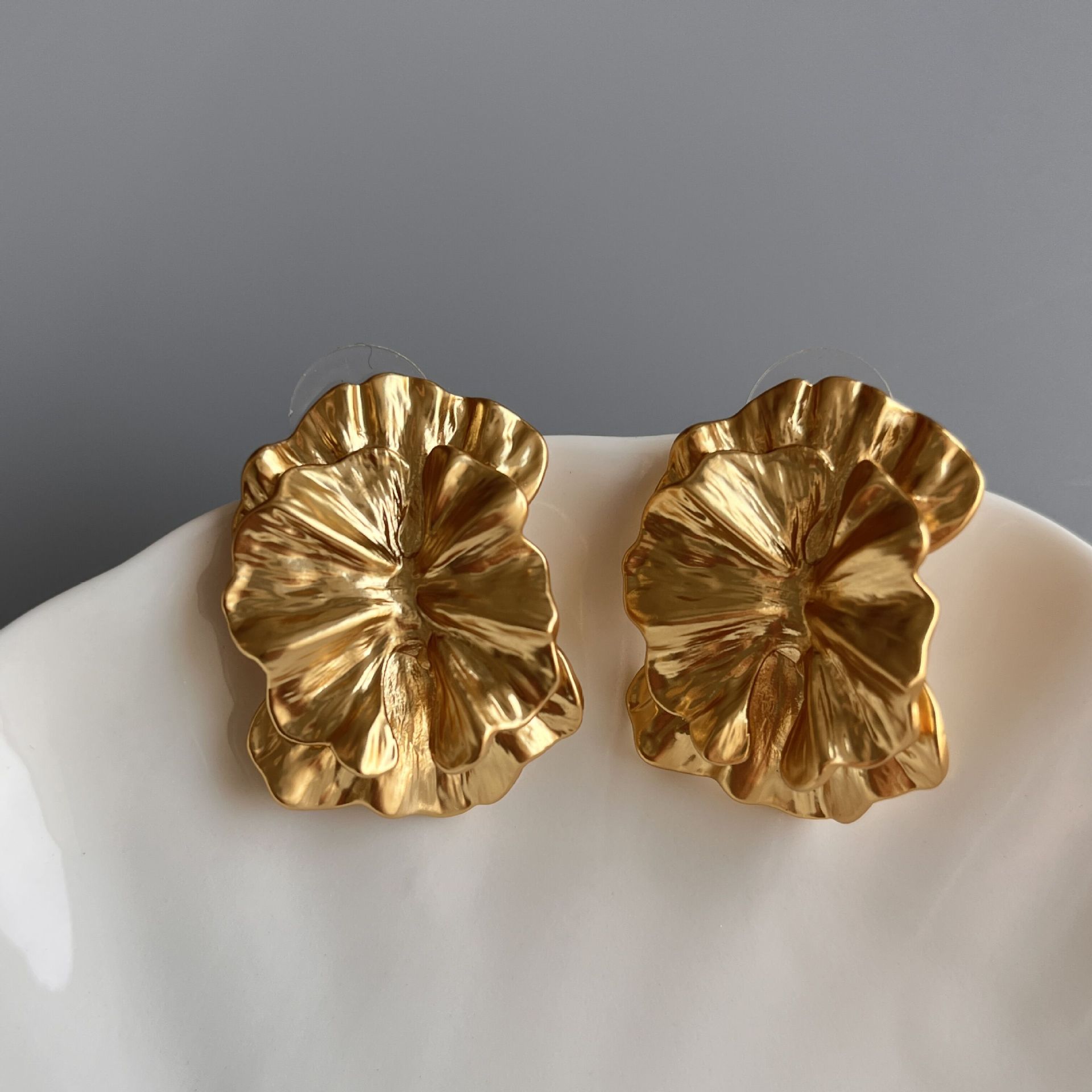 

Новые двухслойные серьги-цветы, оригинальный дизайн, высококачественные, легкие, роскошные, универсальные, большие серьги-лепестки, французские серьги-гвоздики с лепестками