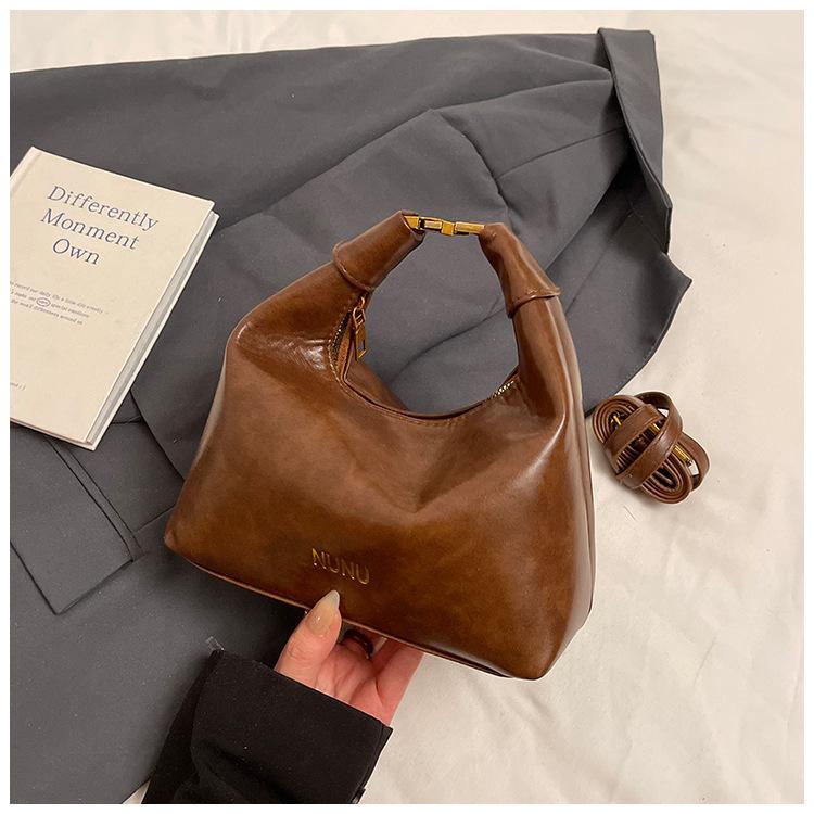 

Premium sense niche handbag women s 2025 retro texture shoulder bag commuter messenger bag коричневый