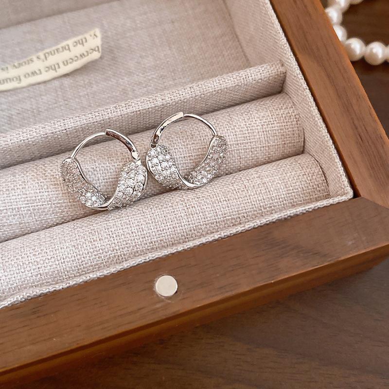 Double Arc Twisted Ear Buckle Light Luxury Niche Design Earrings Exquisite, Simple, High-end Feeling Earrings for Women