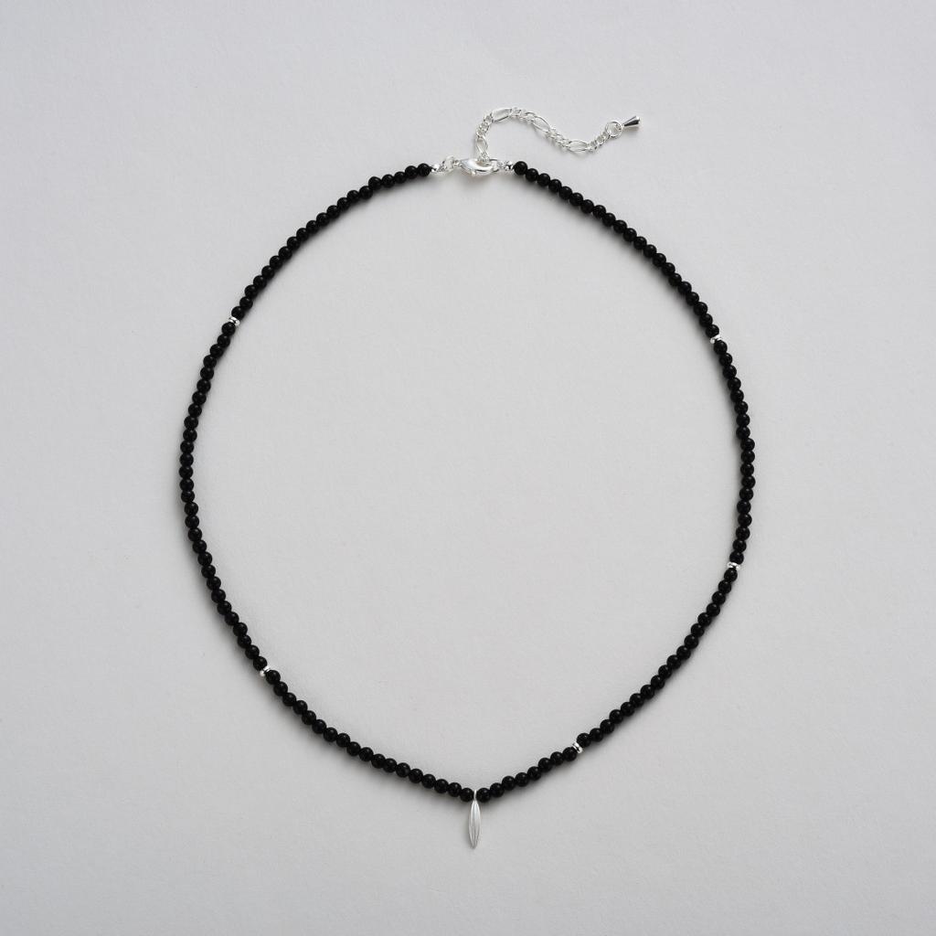 Original Design Black And White Beaded Temperament Versatile Collarbone Chain Female Personality Unique Fashion Commuting Must Enter Necklace