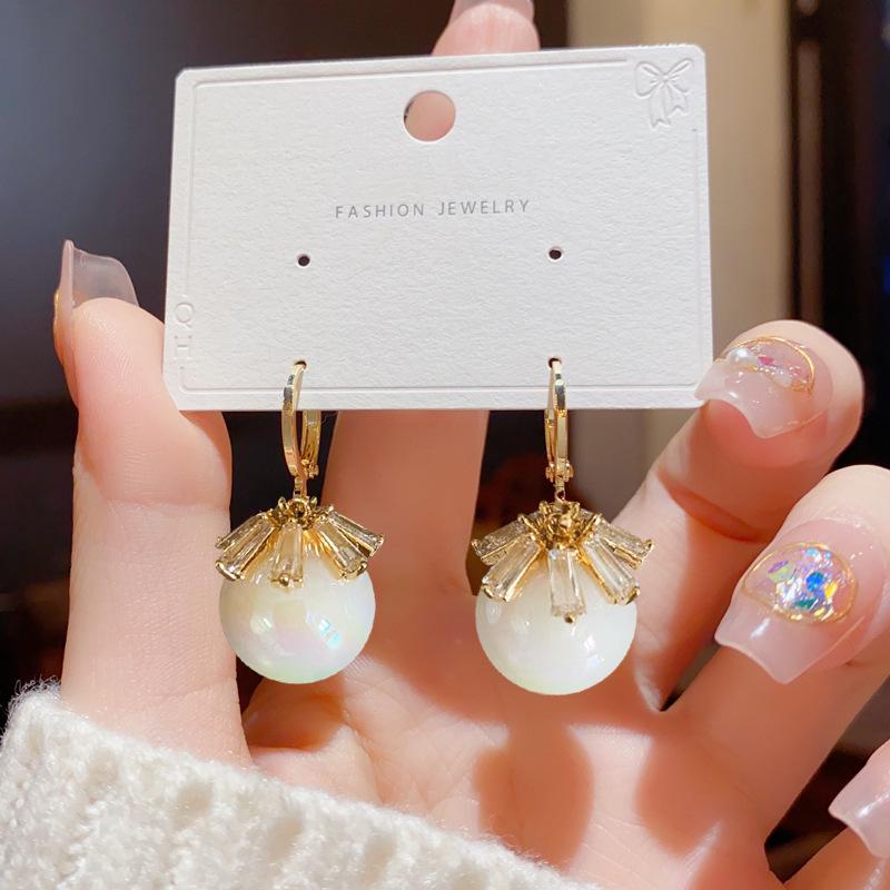 Elegant Retro Pearl Hoop Earrings - Luxurious, Fashionable, Versatile, and Exquisite.