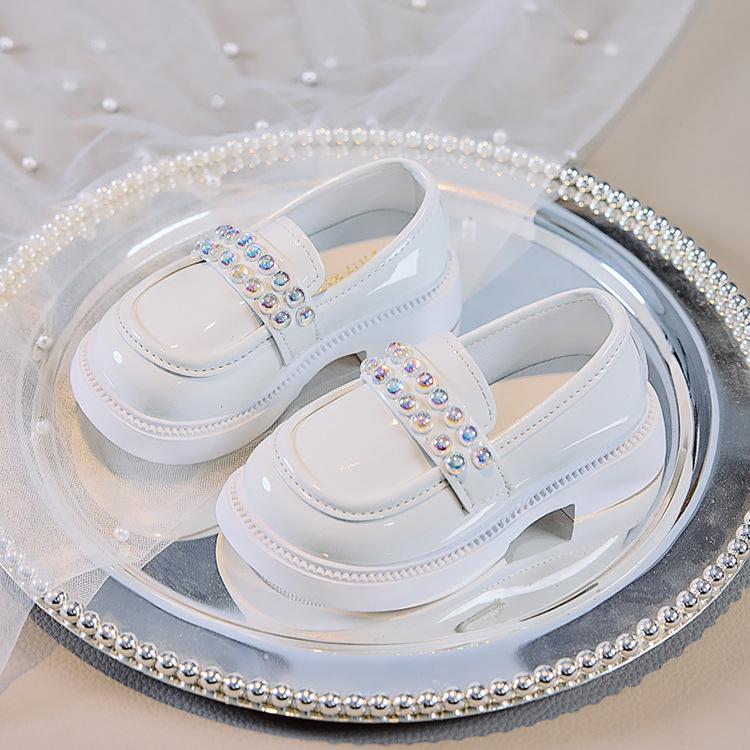 

Girls small leather shoes 2025 spring and autumn new Korean version of girls pearl princess shoes children s soft-soled single shoes performance sho 50 pairs for a whole box of size 21-25 белый