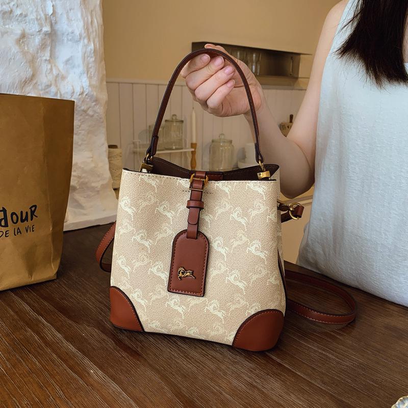 

Трендовая сумка-тоут для通勤 2025: Модная сумка-ведро через плечо и на плечо легкие хаки