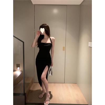 Vestido Francês de Alças Halter de Um Ombro - Saia Midi com Fenda Envolvente para Quadril de Verão Feminino, Elegante e Chique.