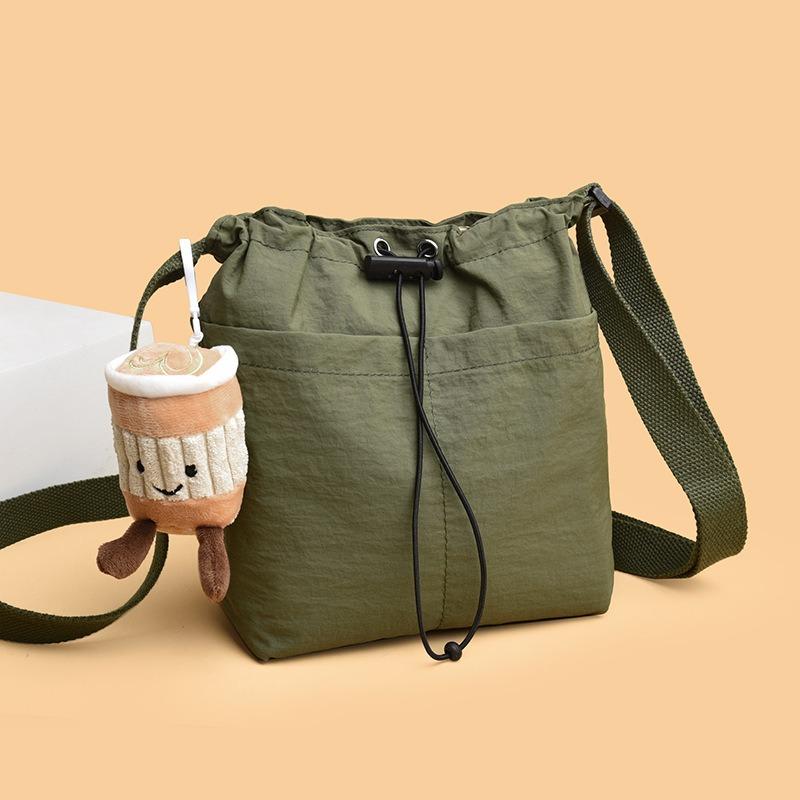 

Summer new waterproof nyl bag Korean versi of women s shoulder bag casual versatile messenger bag large-capacity bucket bag without pendant зелений