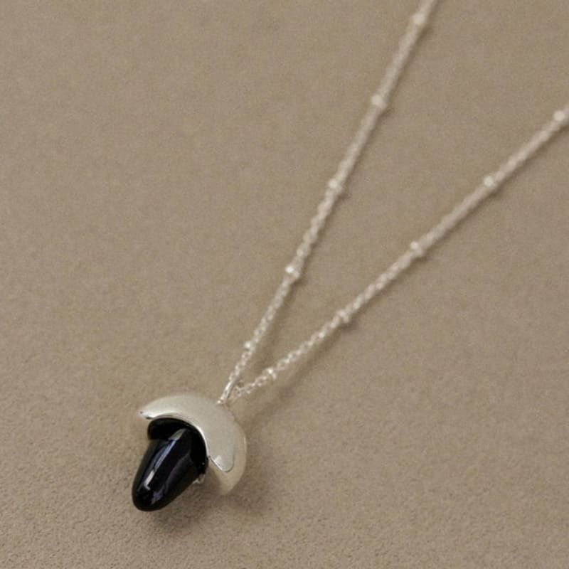 Onill 04-22 Shell (Necklace)