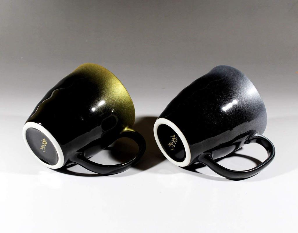 Pair of ceramic mugs in a paulownia box made by an Arita ware potter with great care Tenmoku glaze gold color platinum color Ceramic artist Nishikiya