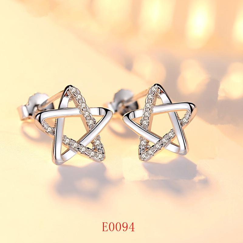 2026 New Korean Version Design Women's Zircon Light Luxury High-end Niche Earrings Temperament Four-leaf Clover Sweet and Cool Stud Earrings Jewelry