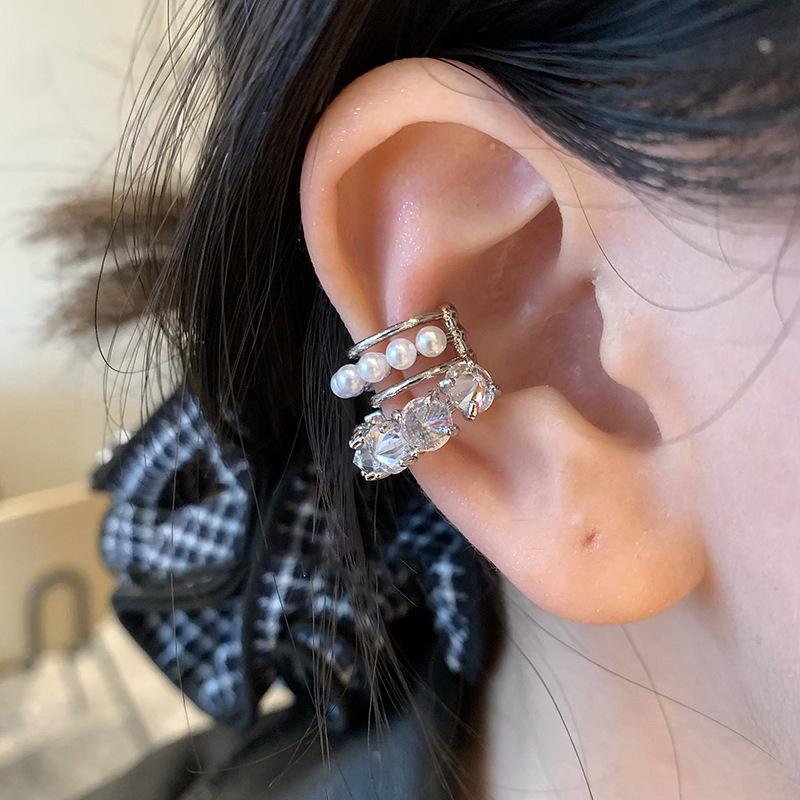 

Elegant Zircon Geometric Pearl Earrings: Versatile Clip-On, No Piercing Needed for a Luxurious Fashion Statement.