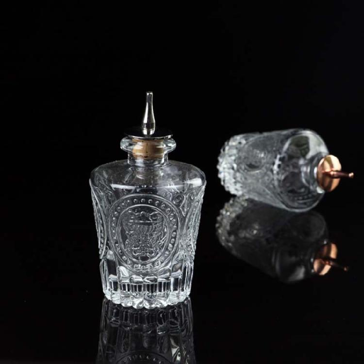 Classical Engraved Glass Barwares Bottle Including Airtight Plugs Drink Serving Pourer For Freshness And Style