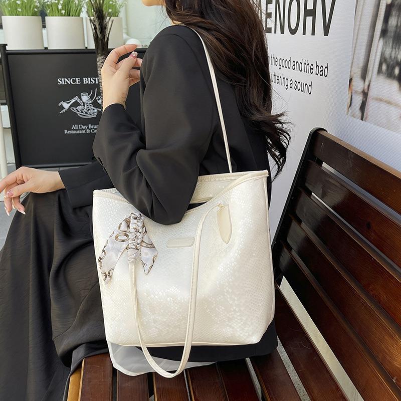 Fashion Light Luxury Niche Design Sense Large Capacity High Sense Casual Trend Portable Shoulder Armpit Bag