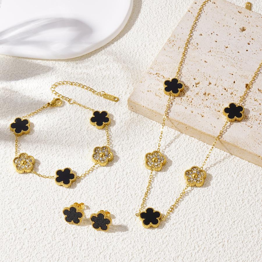 

Набор из 4 предметов: серьги-клевер с пятью лепестками, ожерелье, браслеты. Покрытие 18-каратным золотом. Ювелирный набор для женщин. Подарок.