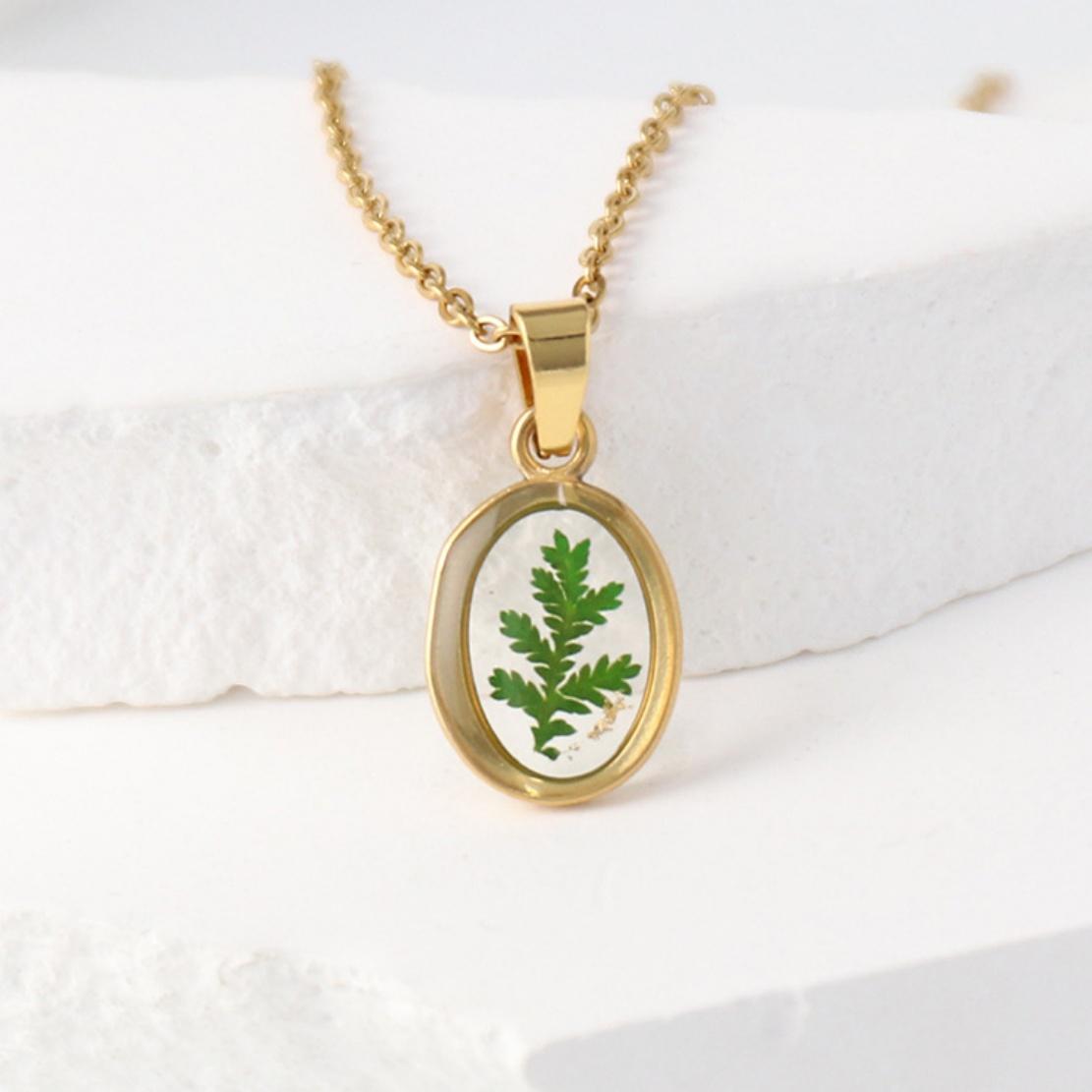 

Stainless Steel Gold Color Dried Flower Oval Pendant Necklace Women Girls Eternal Flower Neck Chain Waterproof Zircon Wholesale 45-50 cm