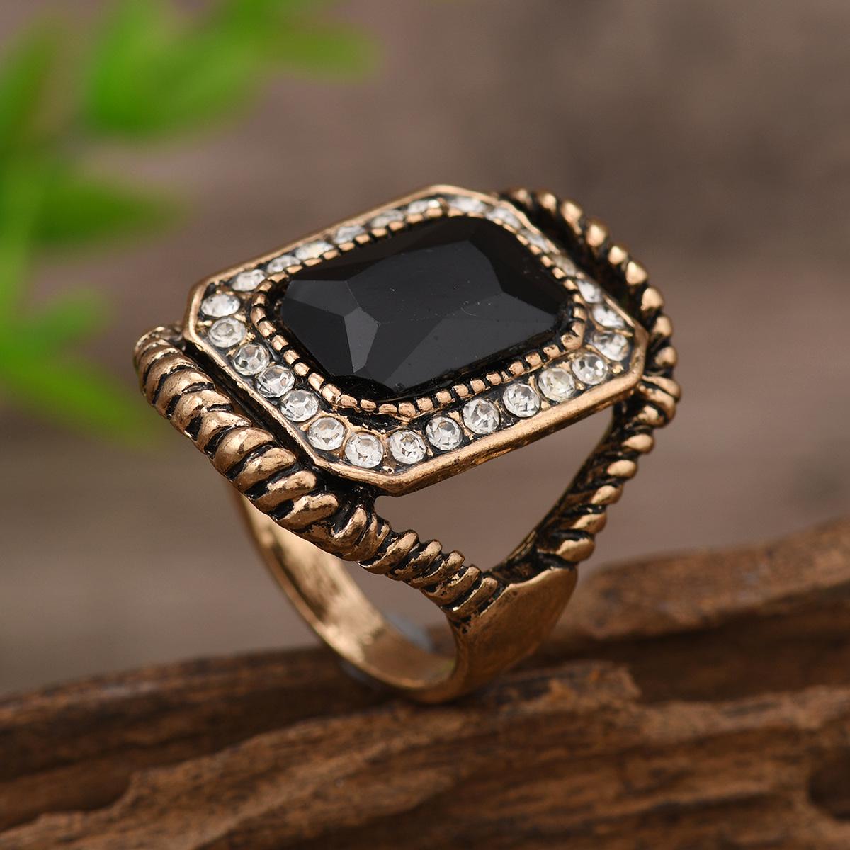 Retro Geometric Hip Hop Ring with Diamond Inlay - Unique Fashion Jewelry for Women