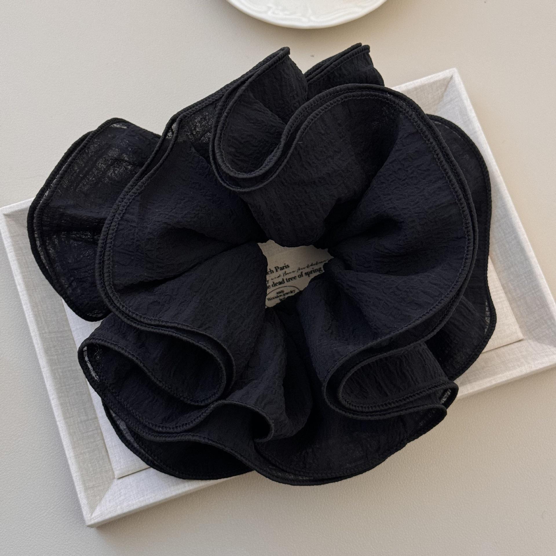 

Нежная плиссированная резинка для волос «Толстая кишка» излучает высококлассную женственность и непринужденность. чёрный