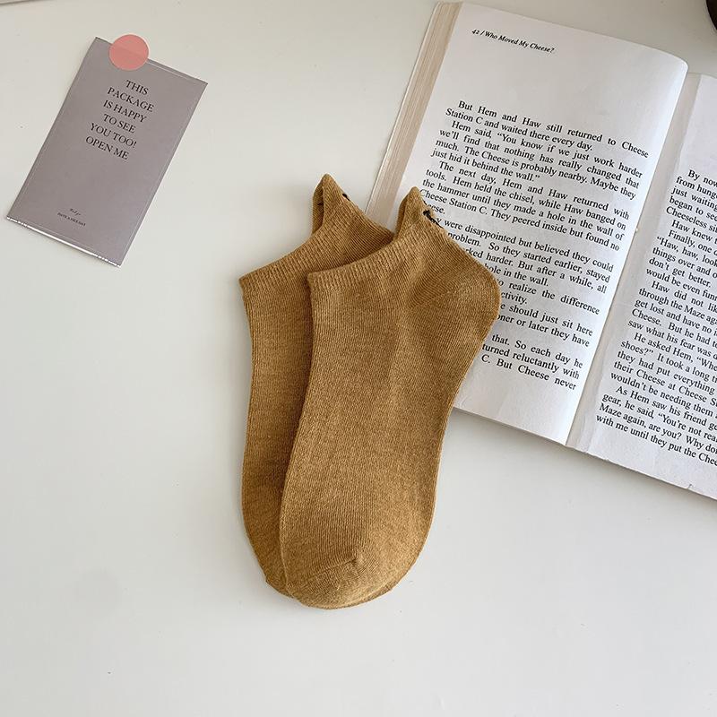 Chaussettes courtes en pur coton pour femmes, Chaussettes courtes de sport respirantes brodées de couleur unie, Chaussettes anti-odeurs et à talon anti-glissement