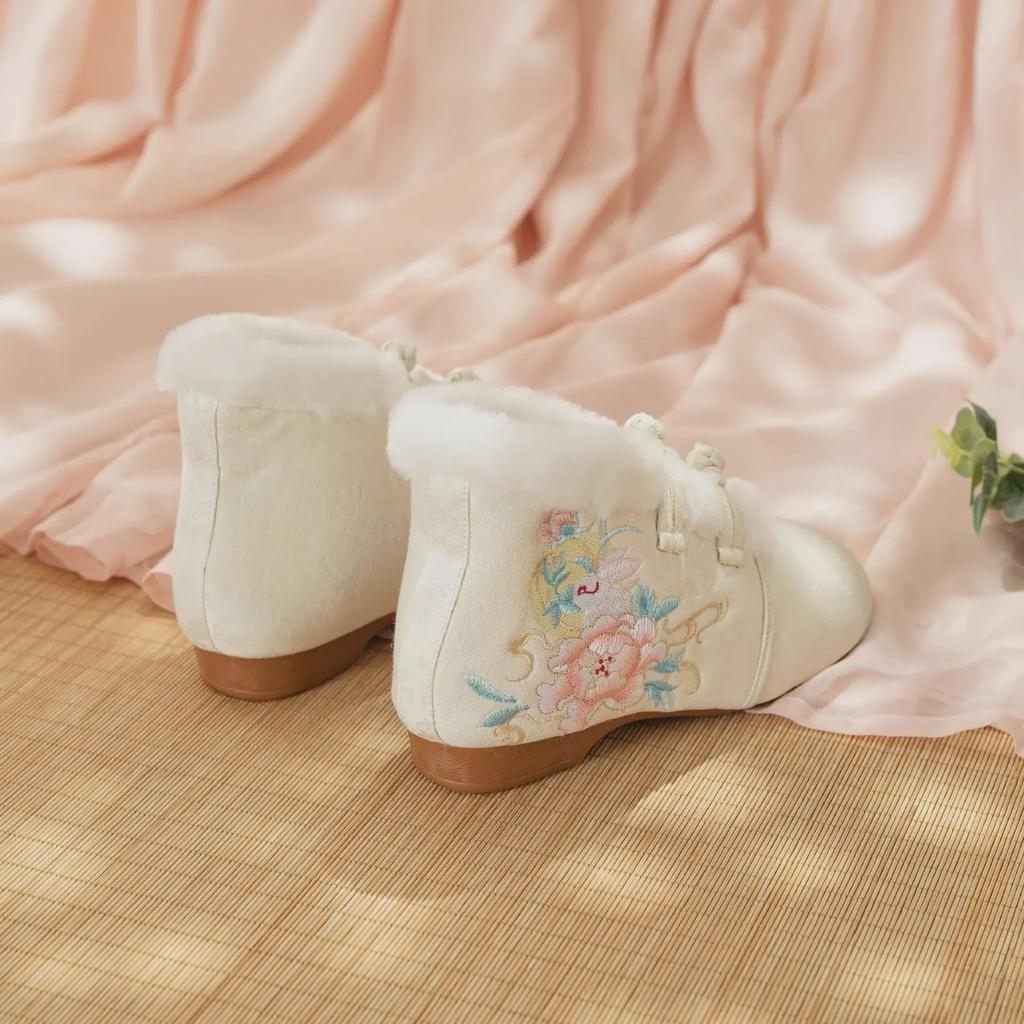 [Laurel Rabbit] Embroidered Hanfu Cloth Shoes - Elegant Ancient Style with Winter Velvet Lining