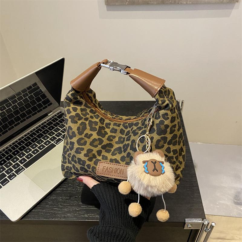 Super fire niche popular leopard print bag women's 2025 new autumn and winter versatile messenger bag fashion portable dumpling bag