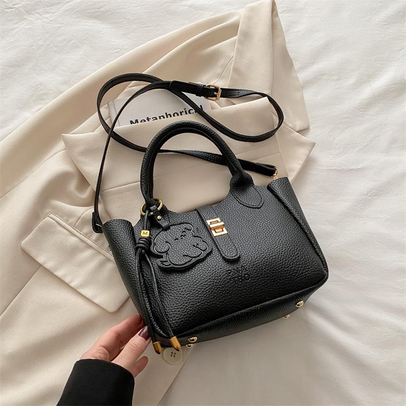Large-capacity bags women's spring and summer versatile new casual messenger bags are now popular bucket bags